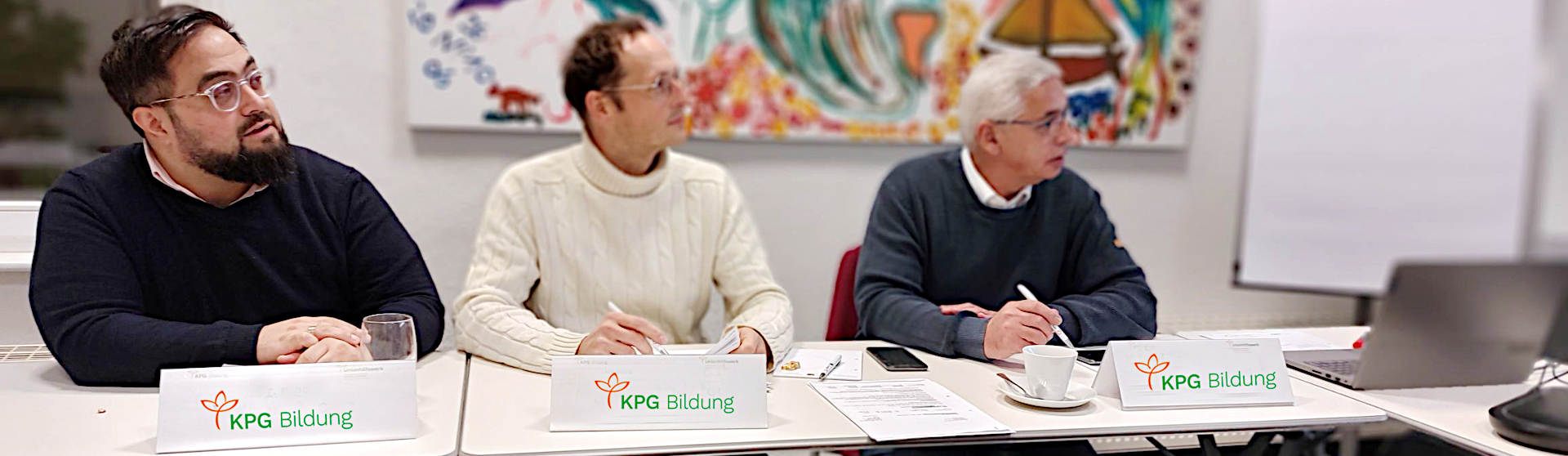 Drei Teilnehmer an einem KPG-Bildungskurs